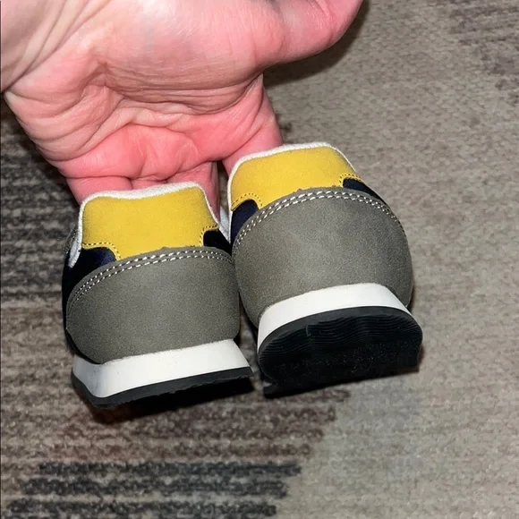 Cat & Jack Kids' Gray and Navy Velcro Sneakers - Picture 5 of 7